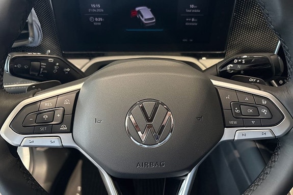 Volkswagen Passat 13 of 26