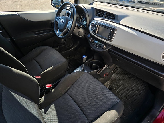 Toyota Yaris 8 of 13