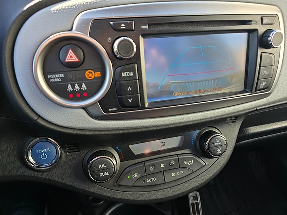 Toyota Yaris 11 of 13