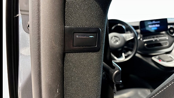 Mercedes-Benz V300 12 of 12