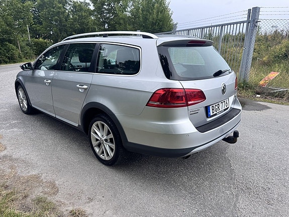 Volkswagen Passat Alltrack 2 of 7