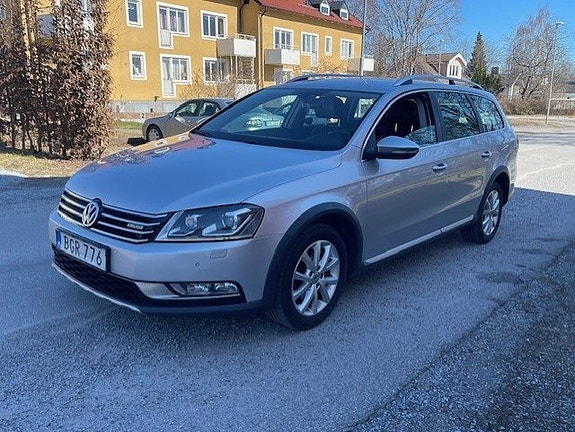 Volkswagen Passat Alltrack 2 of 5