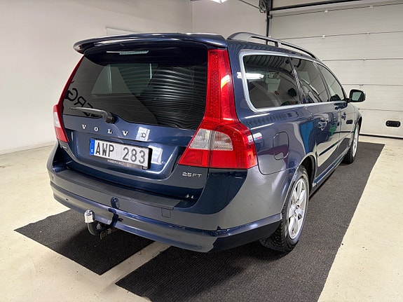 Volvo V70 3 of 5