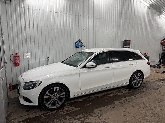 Mercedes-Benz C220 d 2 of 5
