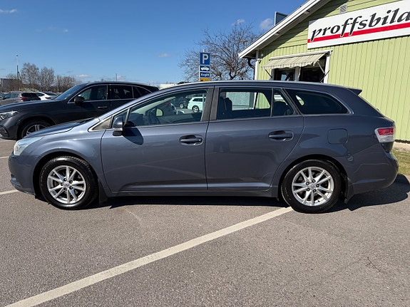 Toyota Avensis 2 of 5