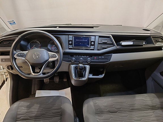 Volkswagen Caravelle 8 of 19