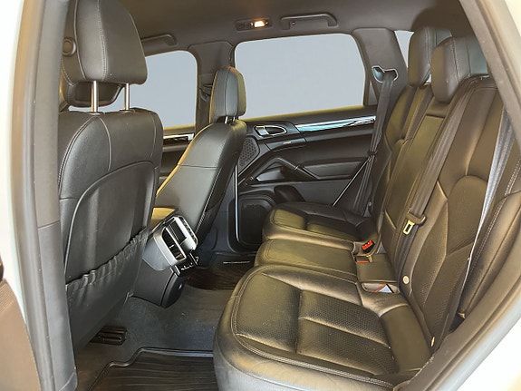 Porsche Cayenne S 13 of 26