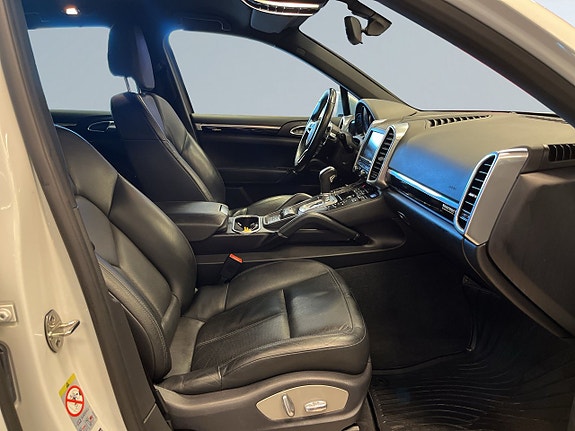 Porsche Cayenne S 10 of 26