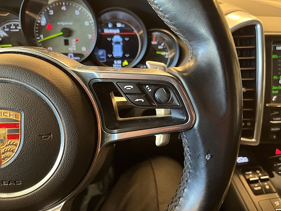 Porsche Cayenne S 18 of 26