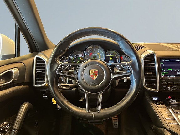 Porsche Cayenne S 9 of 26