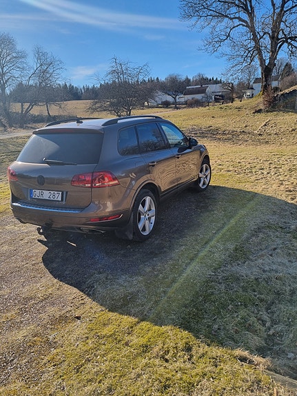 Volkswagen Touareg 2 of 3
