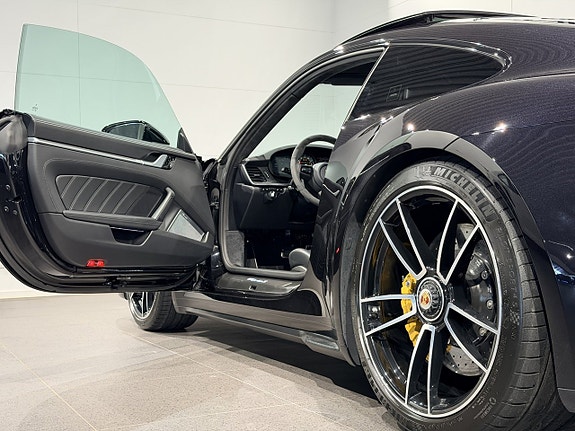 Porsche 911 Turbo S 16 of 30