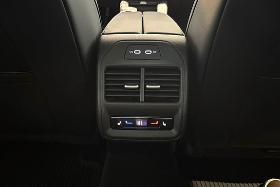 Volkswagen Passat 19 of 25