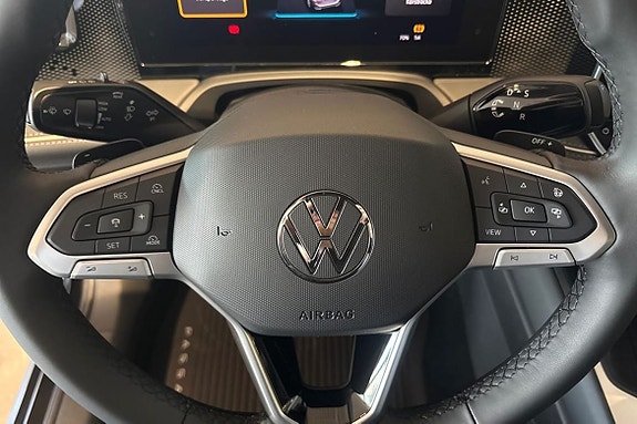 Volkswagen Passat 13 of 25