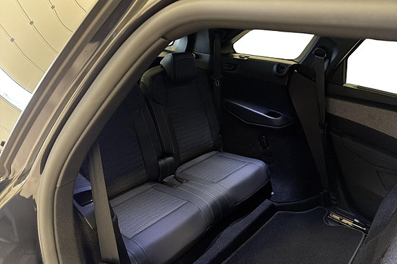 Peugeot e-5008 14 of 23