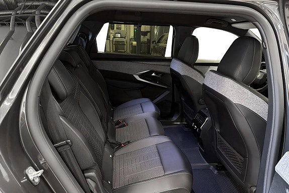 Peugeot e-5008 13 of 23