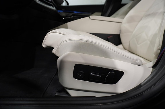 BMW i5 12 of 20