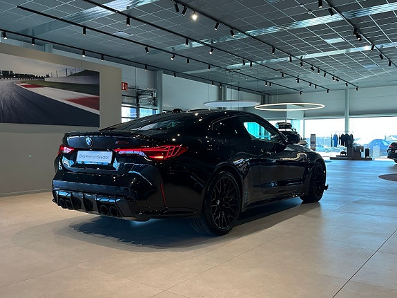 BMW M4 4 of 5