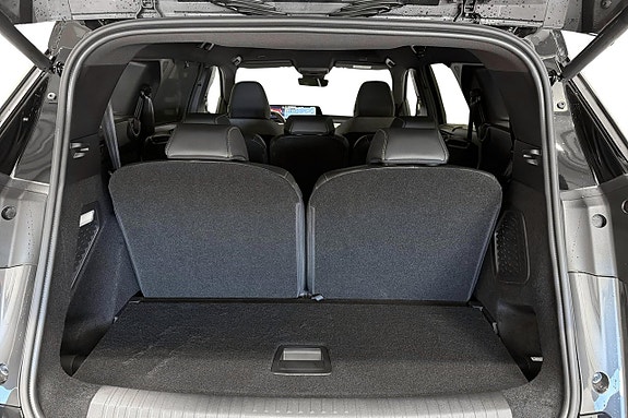 Peugeot e-5008 15 of 23