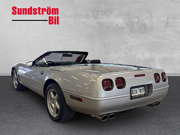 Chevrolet Corvette 4 of 5