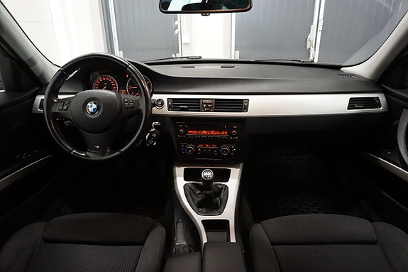 BMW 318d 2 of 5