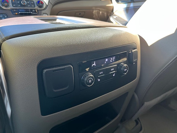 Chevrolet Suburban 18 of 28