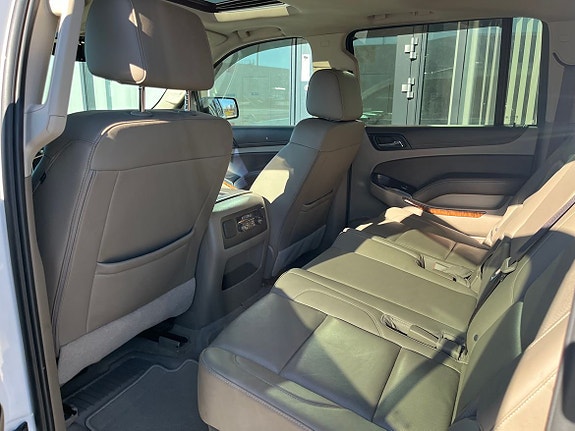 Chevrolet Suburban 15 of 28