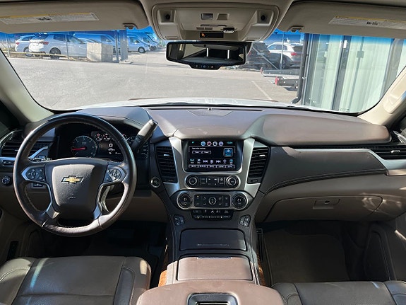 Chevrolet Suburban 12 of 28