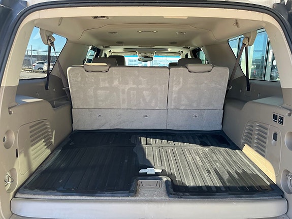Chevrolet Suburban 6 of 28
