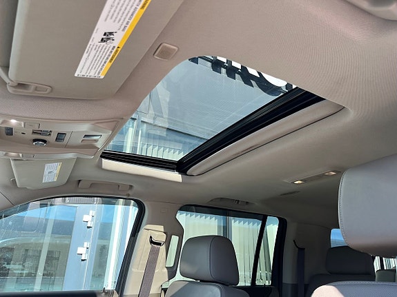 Chevrolet Suburban 17 of 28