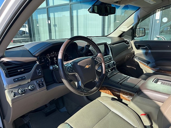 Chevrolet Suburban 11 of 28