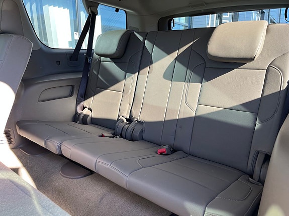 Chevrolet Suburban 16 of 28