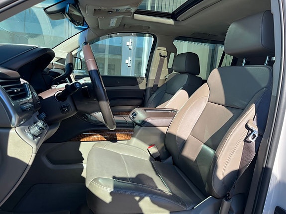 Chevrolet Suburban 10 of 28