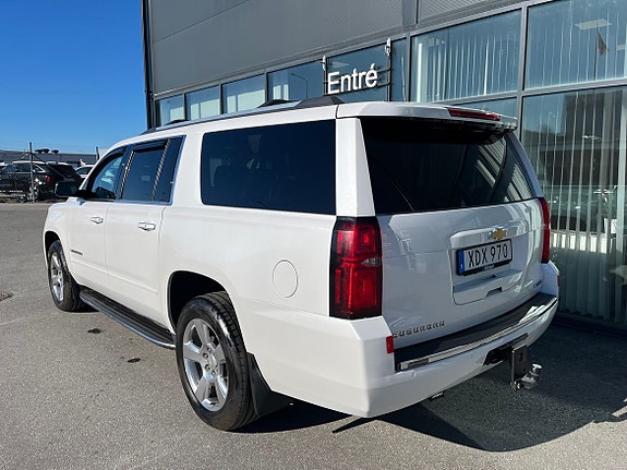 Chevrolet Suburban 3 of 5