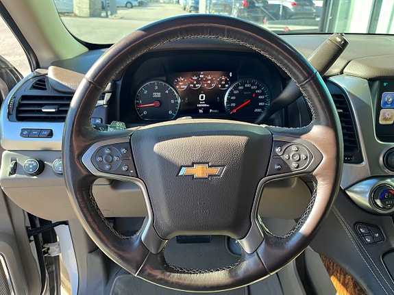 Chevrolet Suburban 13 of 28