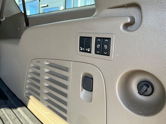 Chevrolet Suburban 8 of 28