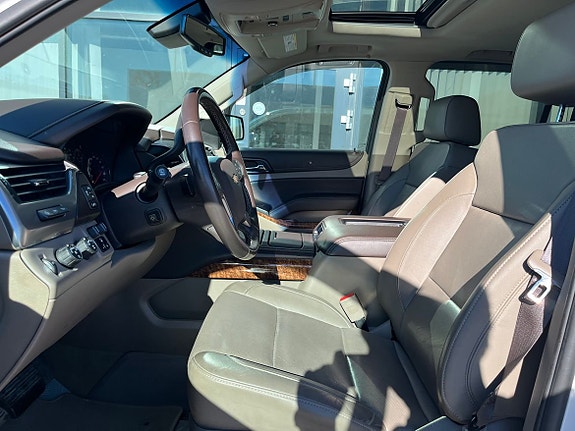 Chevrolet Suburban 9 of 28
