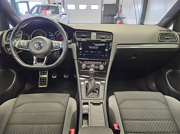 Volkswagen Golf VII 12 of 28