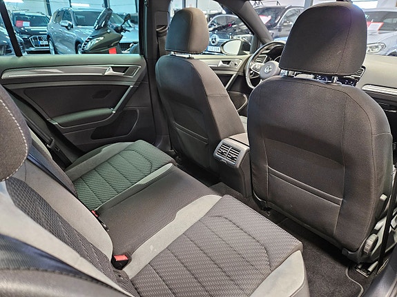 Volkswagen Golf VII 19 of 28
