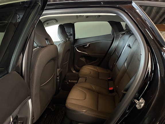 Volvo V40 Cross Country 13 of 18