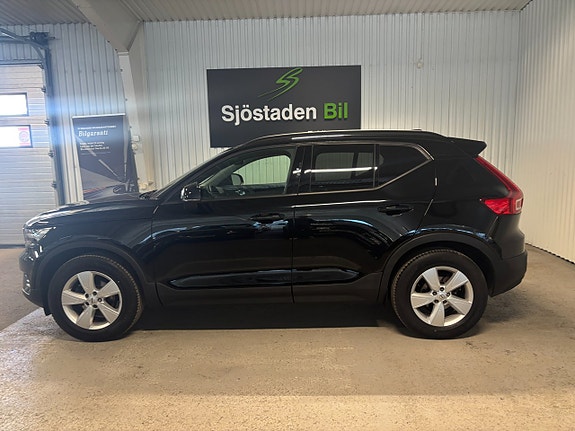 Volvo XC40 2 of 5