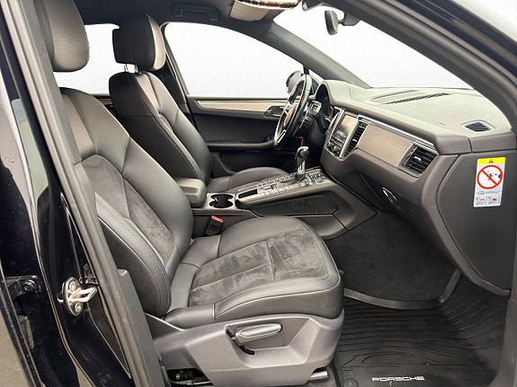 Porsche Macan S 11 of 27