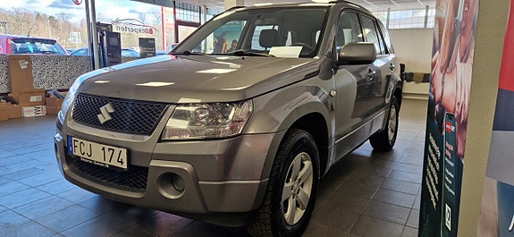 Suzuki Grand Vitara 3 of 5