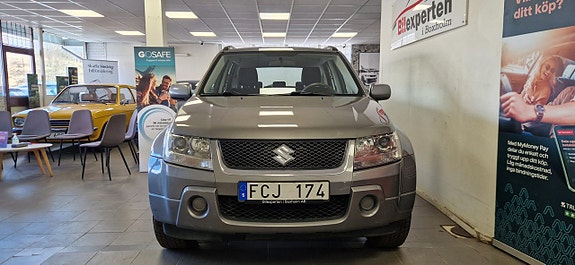 Suzuki Grand Vitara 2 of 5