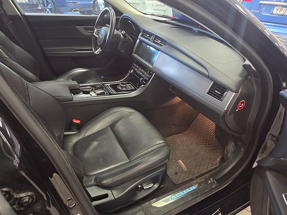 Jaguar XF 12 of 24