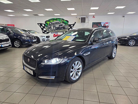 Jaguar XF 2 of 5