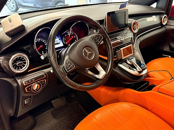 Mercedes-Benz V220 3 of 5