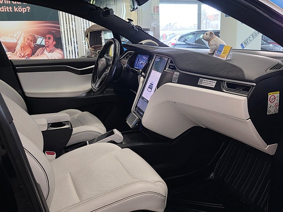 Tesla Model X 4 of 5