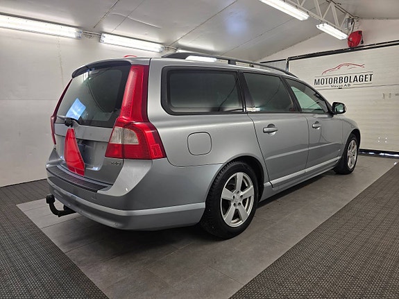 Volvo V70 3 of 5