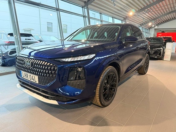 Audi Q3 2 of 5